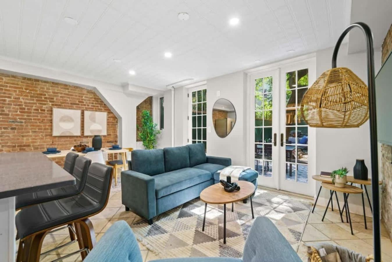 Newly Renovated 2br With Rare Private Backyard & Bbq * New York